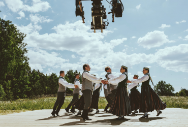Latvijā top “Kolektīvs” – pirmais seriāls par Dziesmu un deju svētku dalībniekiem