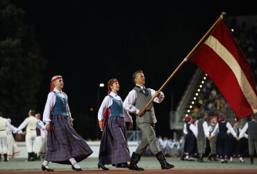 Dziesmu un deju svētku Rīcības komiteja aicina Svētku nedēļā pie ēkām izkārt valsts karogus un pēc iespējas organizēt darbu attālināti